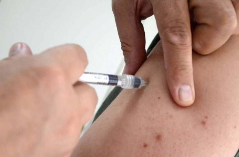 Se aplicaron más de 83.200 vacunas en centros de salud y hospitales de la Provincia  thumbnail