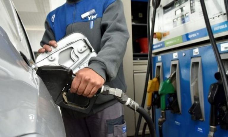 Nación prohibió el pago de combustible por QR junto a los surtidores de las estaciones thumbnail